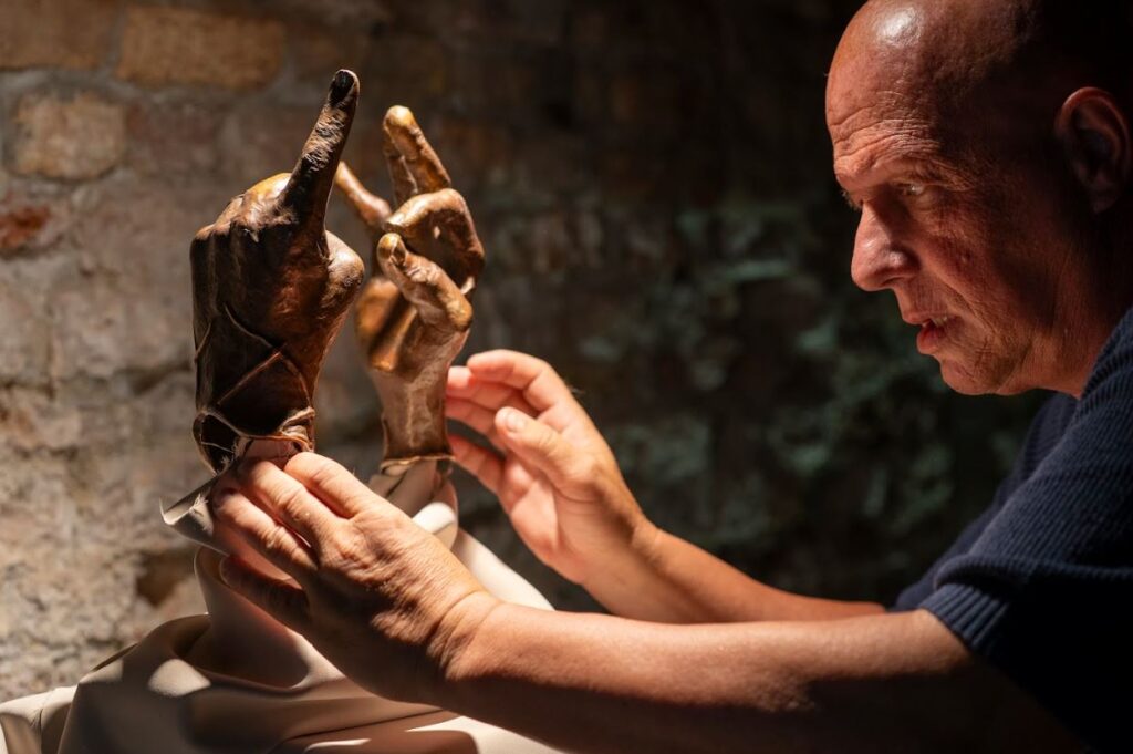 Le mani del cinema: a Venezia le sculture di Dante Mortet