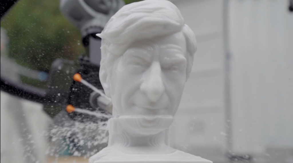 Maurizio Cattelan “manda la testa” a Marmomac: un busto robotico in marmo ritira il premio al suo posto