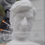 Maurizio Cattelan “manda la testa” a Marmomac: un busto robotico in marmo ritira il premio al suo posto