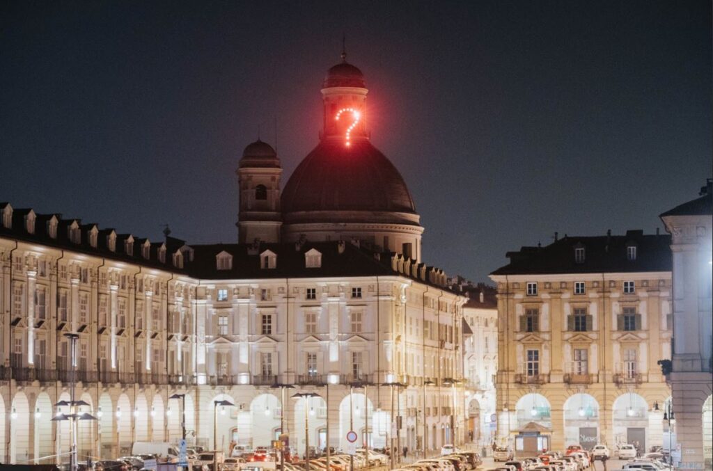 Tracey Emin illumina Torino: la ventottesima edizione di Luci d’Artista è un omaggio alla creatività internazionale