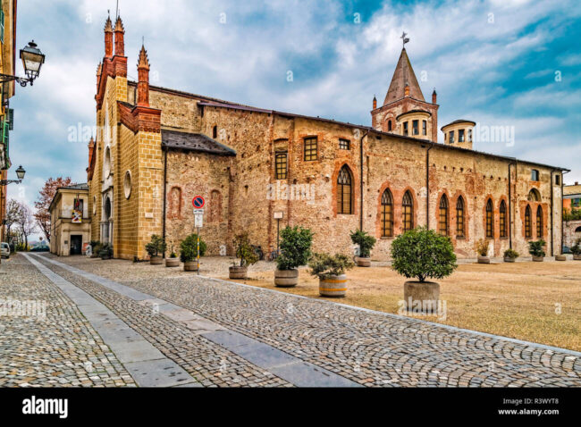 italia-piemonte-cuneo-piazza-virginio-ex-piazza-del-mercato-del-vino-chiesa-di-san-francesco-complesso-monumentale-r3wyt8