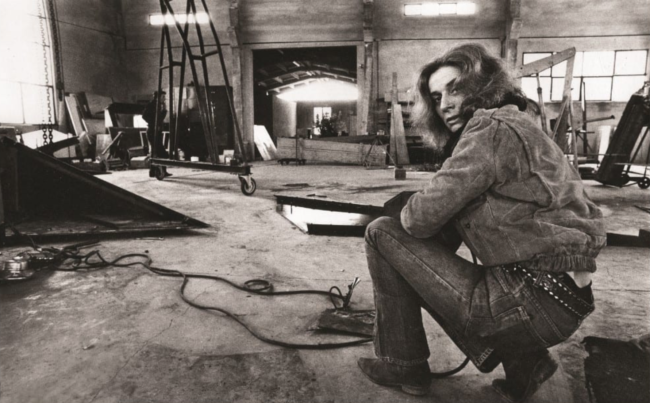 Beverly Pepper al lavoro nel suo studio a Todi, 1970. Courtesy Fondazione Progetti Beverly Pepper, Todi