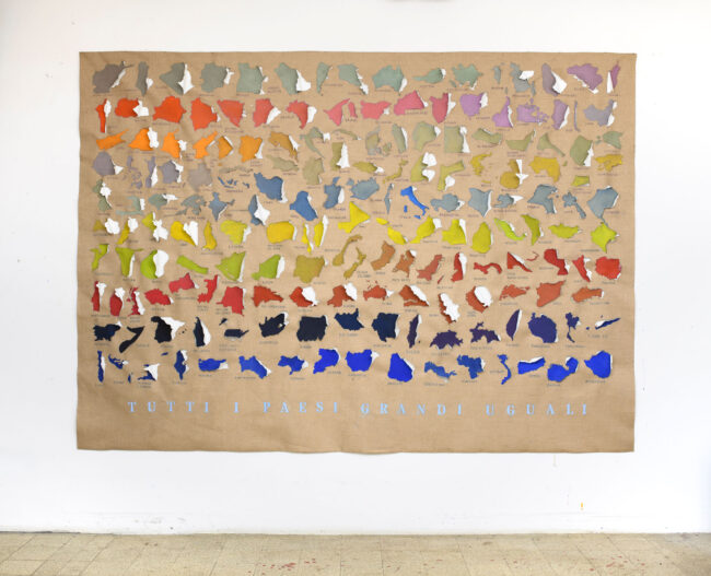 Tutti i paesi grandi uguali, 2025, pigmenti e leganti su juta ritagliata, 214 x 300 cm, @ADAGP, Foto G. Benni