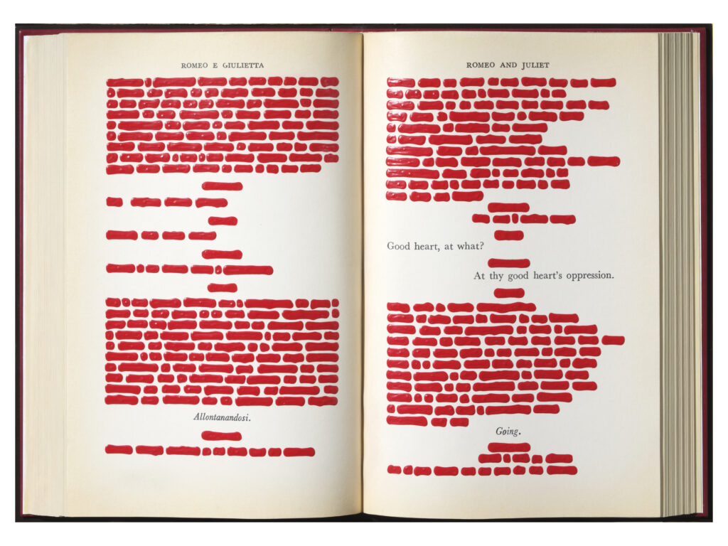 Rosso Shakespeare: la parola cancellata e rinata di Emilio Isgrò alla Tornabuoni Arte di Roma