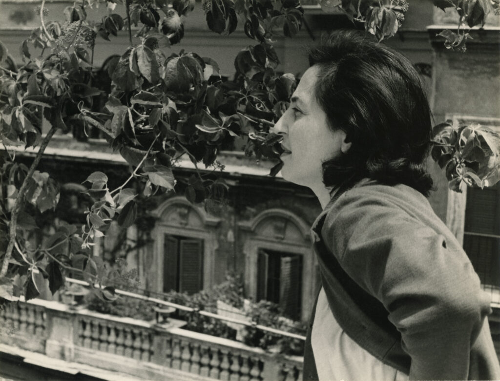 Verona celebra l’oro e l’argento di Carla Accardi: alla Galleria dello Scudo carte e dipinti inediti 1964-1965