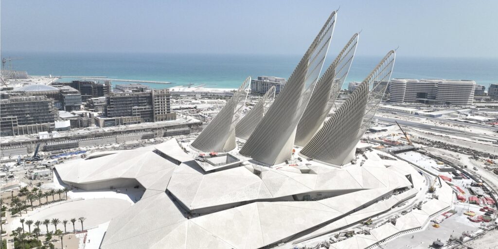 Il Golfo dell’arte, tra Emirati e Arabia Saudita: oggi inaugura lo Zayed National Museum, ultimo nato tra musei futuristici, isole dell’arte e festival nel deserto