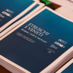 Il fascino e il potere dell’acqua: “Etruschi e Veneti. Acque, culti e santuari” a Venezia