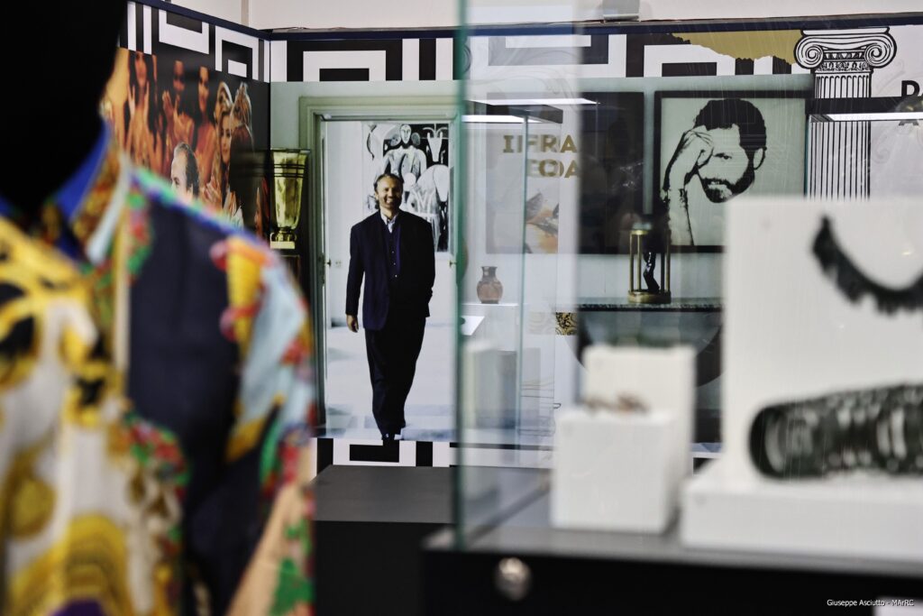 Gianni Versace, il ritorno alle origini: al MArRC un dialogo tra moda e Magna Grecia