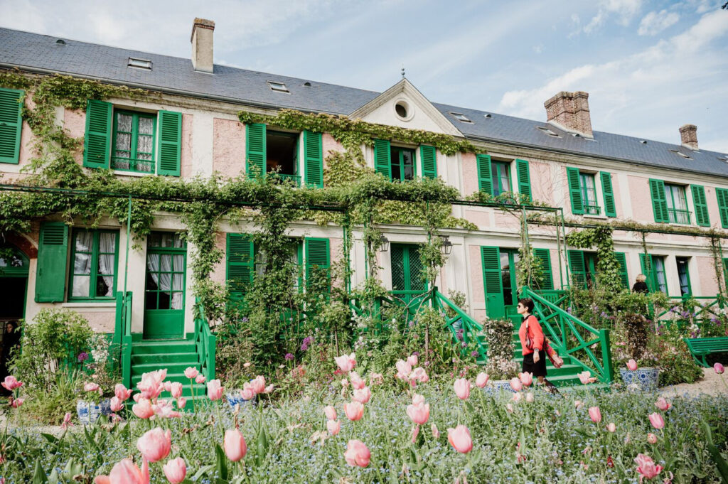 In Normandia (e un po’ a Parigi) per i 100 anni dalla morte di Monet: iniziative, festival e un itinerario tra i luoghi che lo hanno ispirato