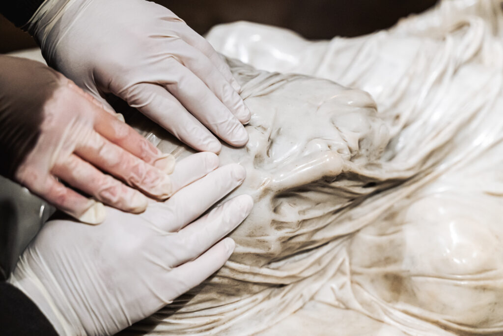 La meraviglia che si può toccare: il Cristo Velato nelle mani dei visitatori non vedenti