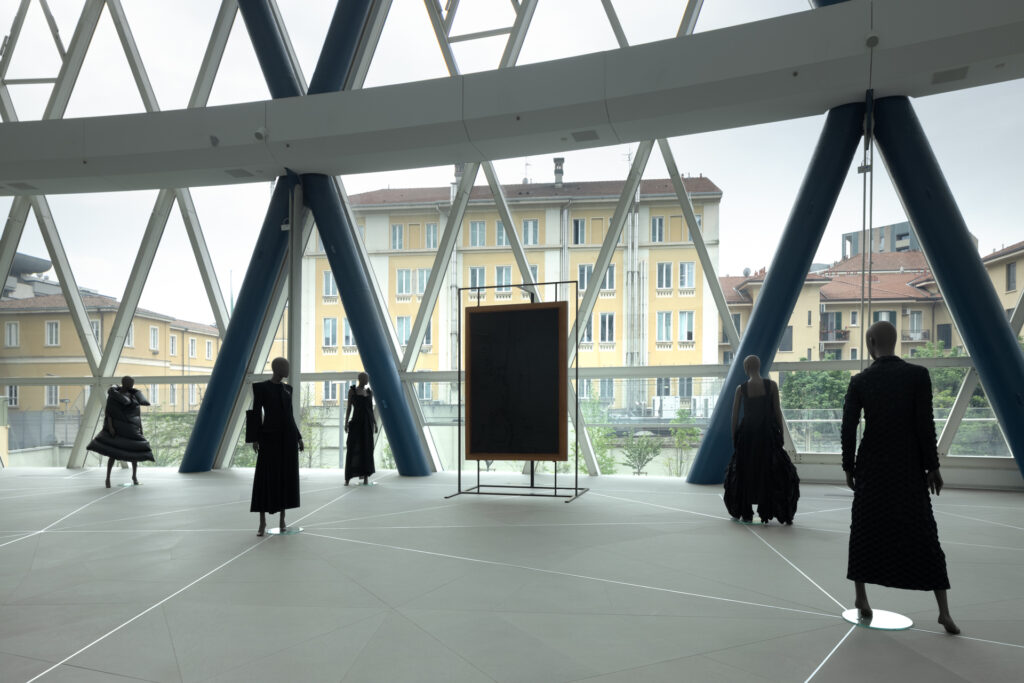Tra Oriente e Occidente, il nero come linguaggio: da Alberto Burri ai maestri giapponesi della moda al Cubo di Milano