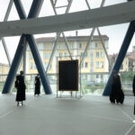 Tra Oriente e Occidente, il nero come linguaggio: da Alberto Burri ai maestri giapponesi della moda al Cubo di Milano