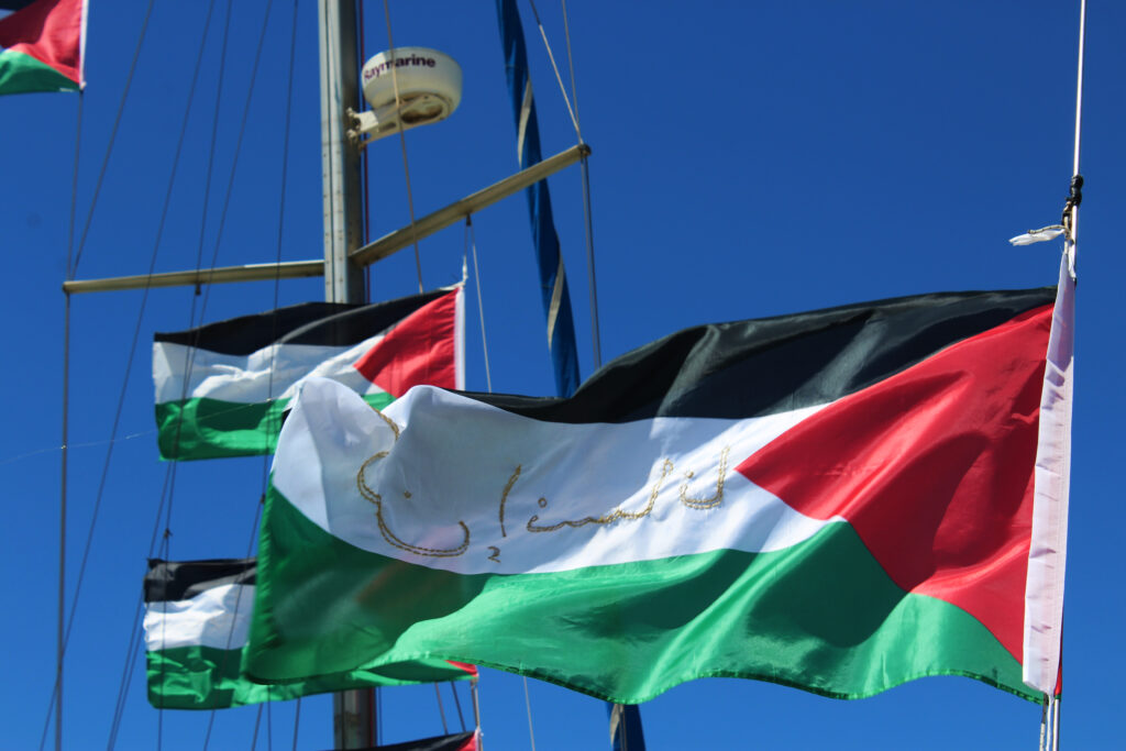Cento bandiere per Gaza: arte, memoria e resistenza salpano da Augusta con la Global Sumud Flotilla