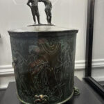 L’arte etrusca esce dai depositi e incontra la città: il restauro della cista con Satiro e Menade e la sfida di “Arte fuori dal Museo”