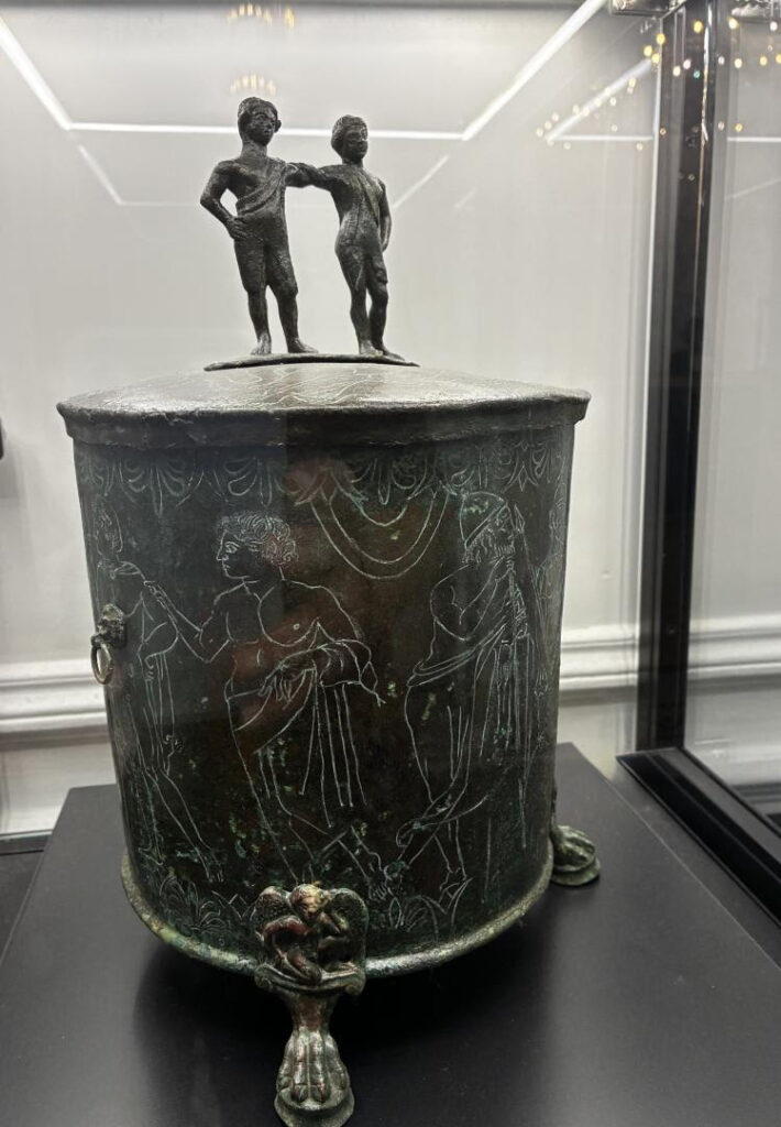 L’arte etrusca esce dai depositi e incontra la città: il restauro della cista con Satiro e Menade e la sfida di “Arte fuori dal Museo”
