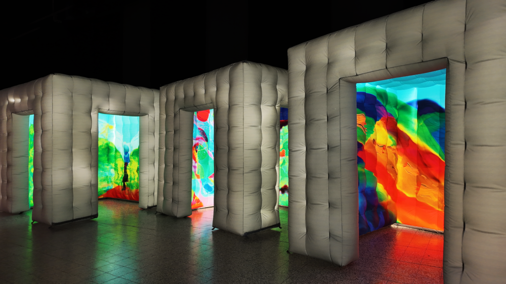 Milano, l’arte immersiva di Maria Cristina Finucci per raccontare la crisi degli oceani