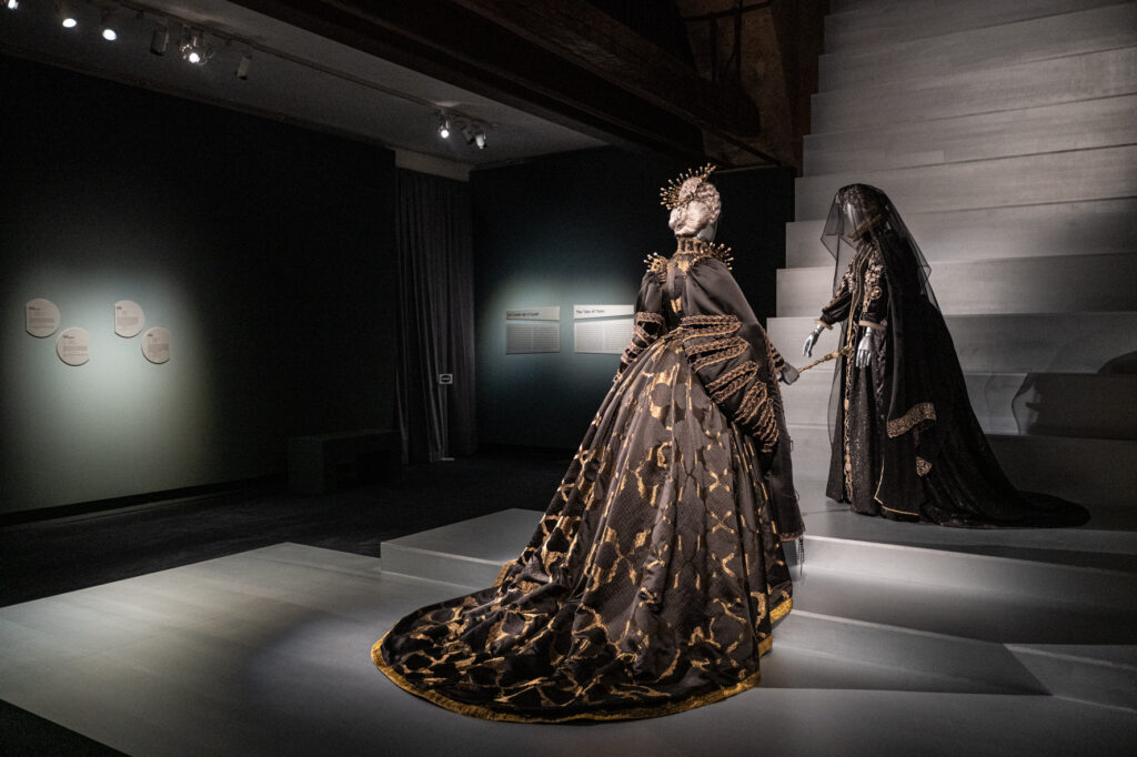 Maria Antonietta, Sissi, Cleopatra, Elisabetta I e le altre: alla Reggia di Venaria le regine di cinema e teatro e gli abiti che le hanno rese immortali