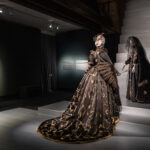 Maria Antonietta, Sissi, Cleopatra, Elisabetta I e le altre: alla Reggia di Venaria le regine di cinema e teatro e gli abiti che le hanno rese immortali