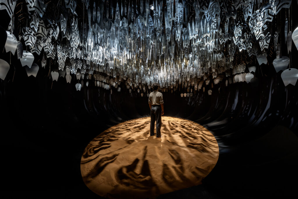 L’Oman alla Biennale Arte 2026 con Zinah che trasforma tradizione, suono e movimento in un’esperienza immersiva
