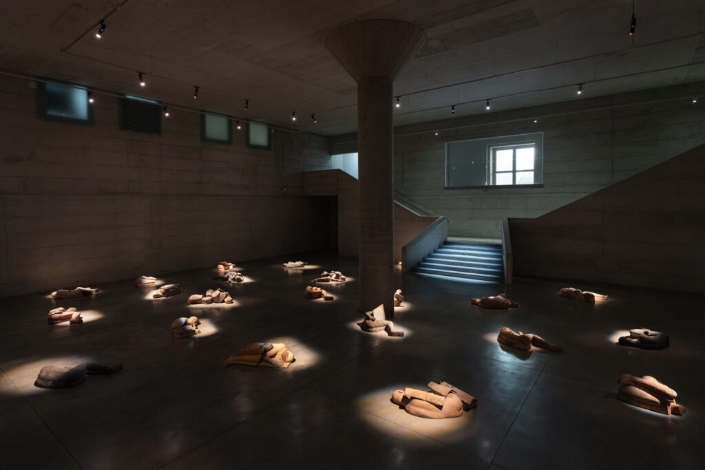 Mimmo Paladino torna a Milano con i “Dormienti”: a Palazzo Citterio una mostra tra mito, silenzio e architettura