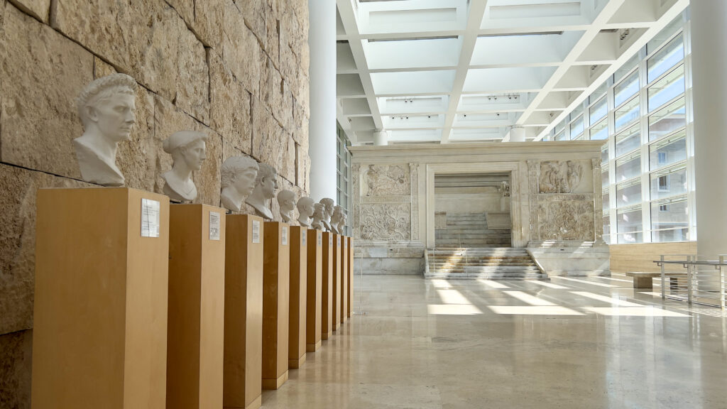 Al Museo dell’Ara Pacis la storia si ascolta: i nuovi podcast fanno rivivere la dinastia di Augusto