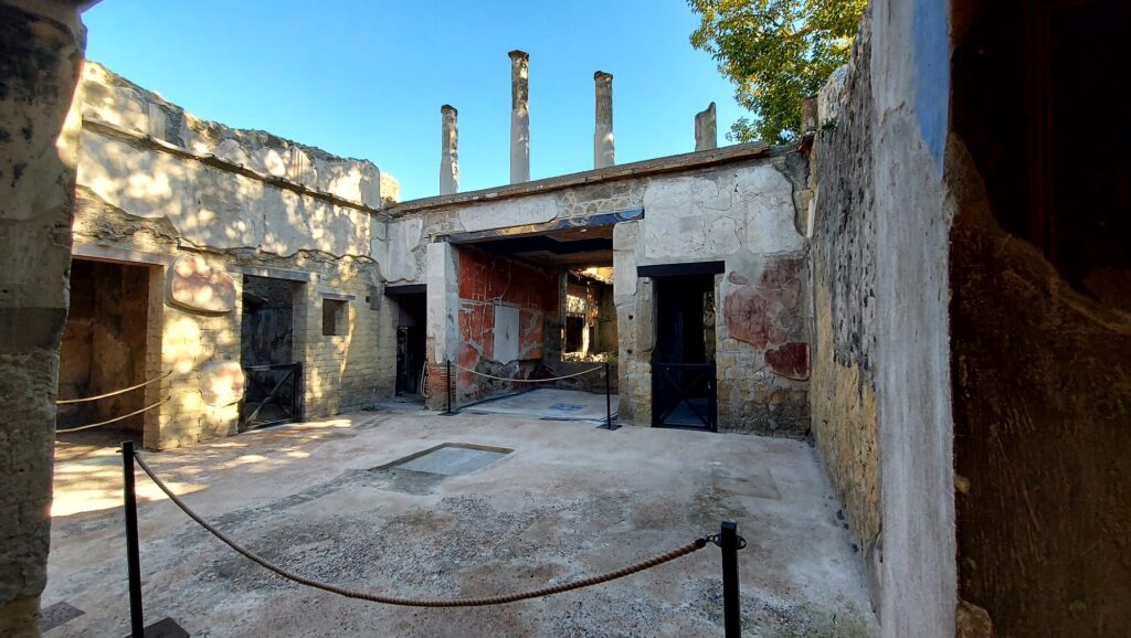Ercolano, riapre dopo quasi trent’anni la Casa del Mobilio Carbonizzato: un nuovo capitolo per il sito archeologico
