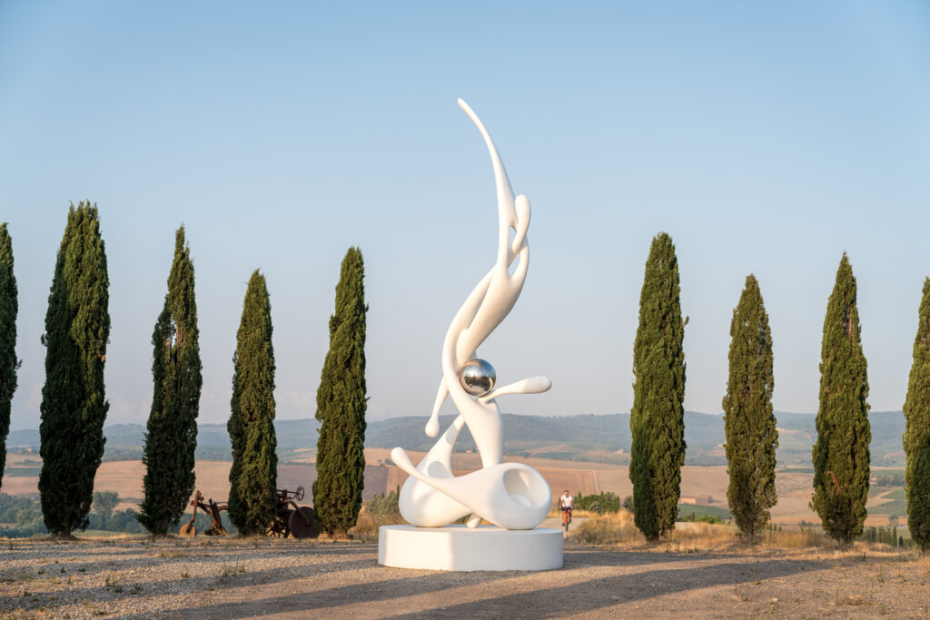 Forme nel Verde celebra 55 anni di arte ambientale: a San Quirico d’Orcia il dialogo tra paesaggio, scultura e futuro