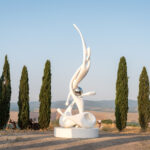 Forme nel Verde celebra 55 anni di arte ambientale: a San Quirico d’Orcia il dialogo tra paesaggio, scultura e futuro