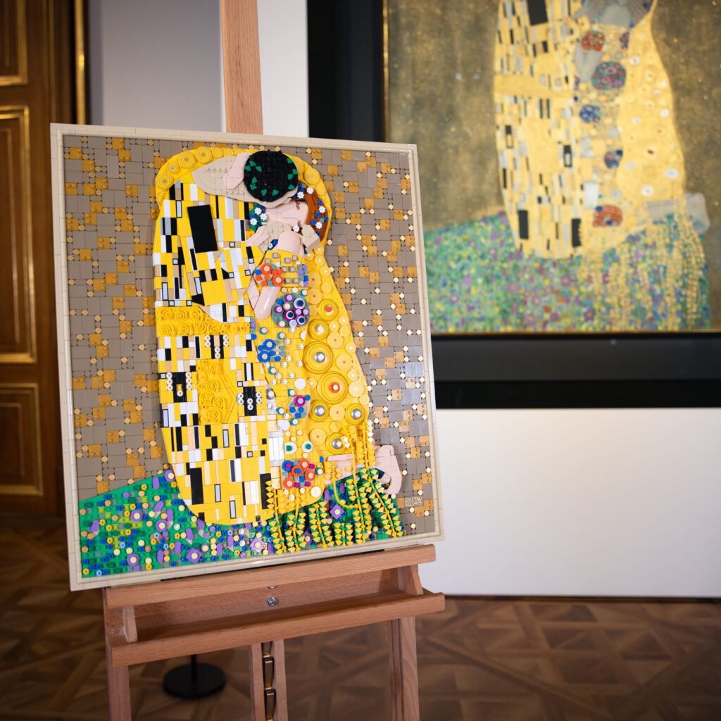 LEGO trasforma “Il Bacio” di Gustav Klimt in un’opera da costruire: arriva il più grande set della linea Art