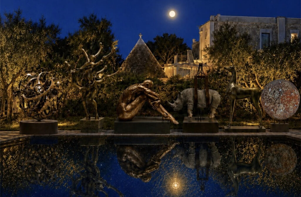 Tra i trulli di Locorotondo, dove l’arte contemporanea incontra la memoria e risveglia le origini