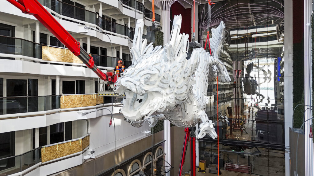 Un drago sospeso nel cielo della nave: la scultura progettata da Balich Wonder Studio è la novità di MSC World Asia