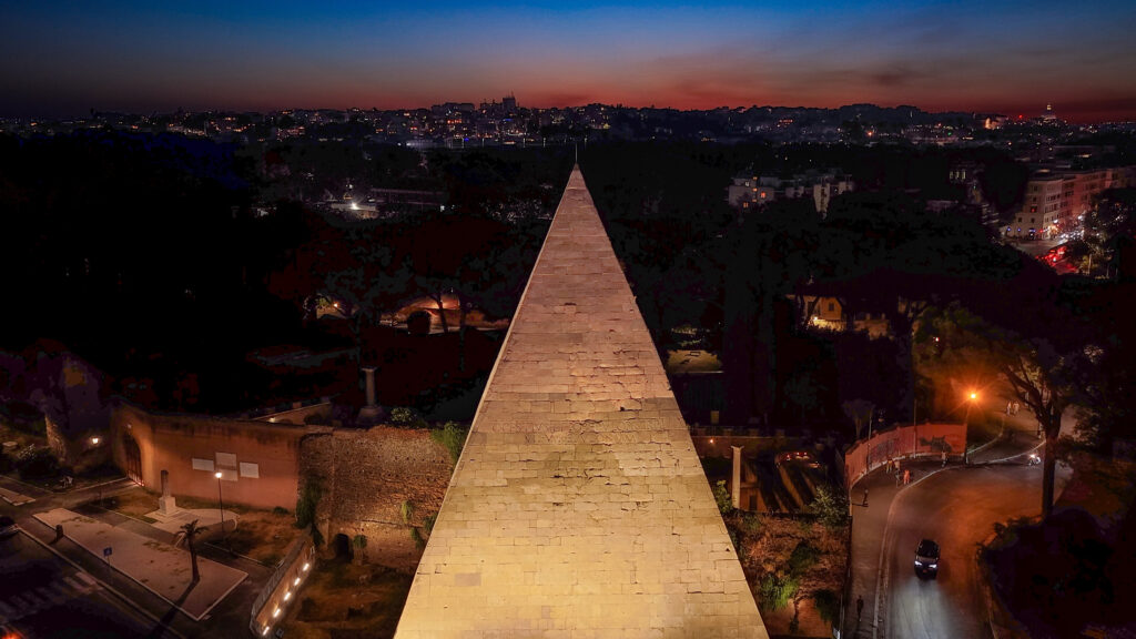La Piramide Cestia torna a splendere: da settembre visite gratuite anche in notturna