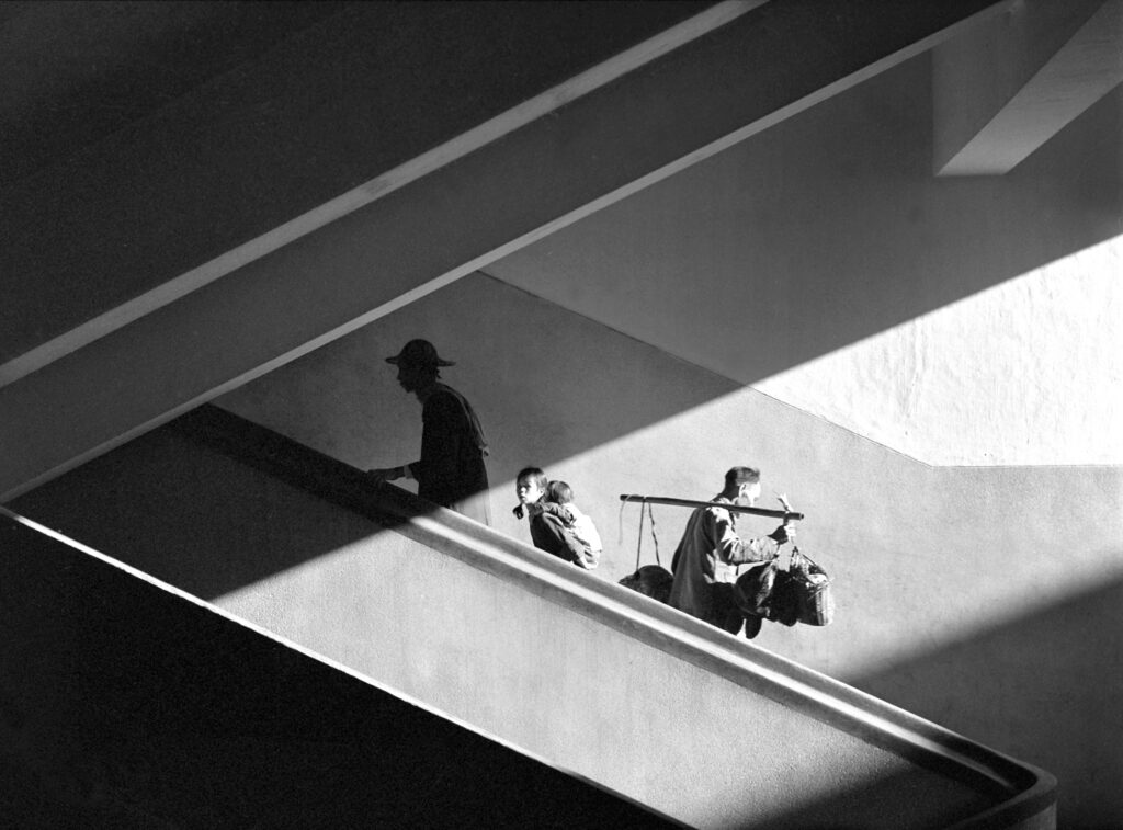 Fan Ho, la poesia della strada: a Torino la Hong Kong sospesa tra luce e ombra