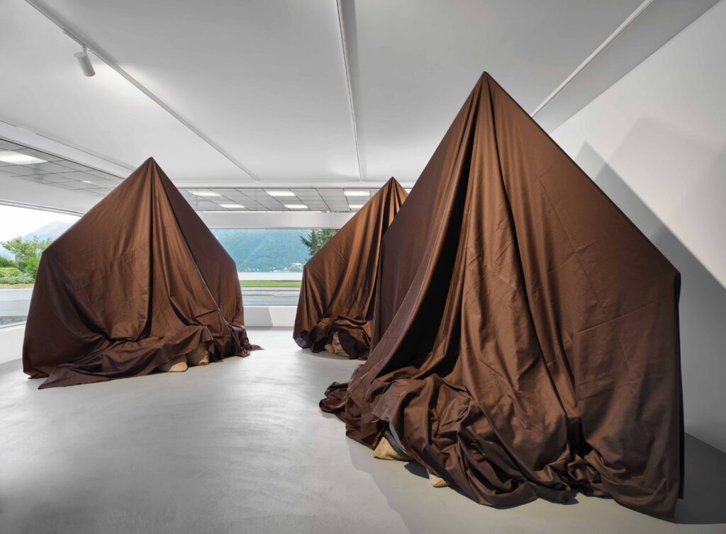 Kounellis, a Lugano la pittura che esce dalla tela