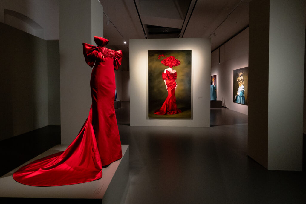 AURA, Valentino Garavani incontra Ewa Juszkiewicz: la bellezza si trasforma, tra moda e pittura